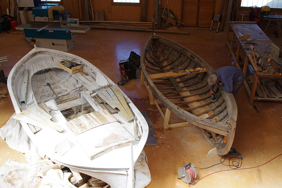 La visite de l’atelier de restauration des barques catalanes au hameau La visite de l’atelier de restauration des barques catalanes au hameau