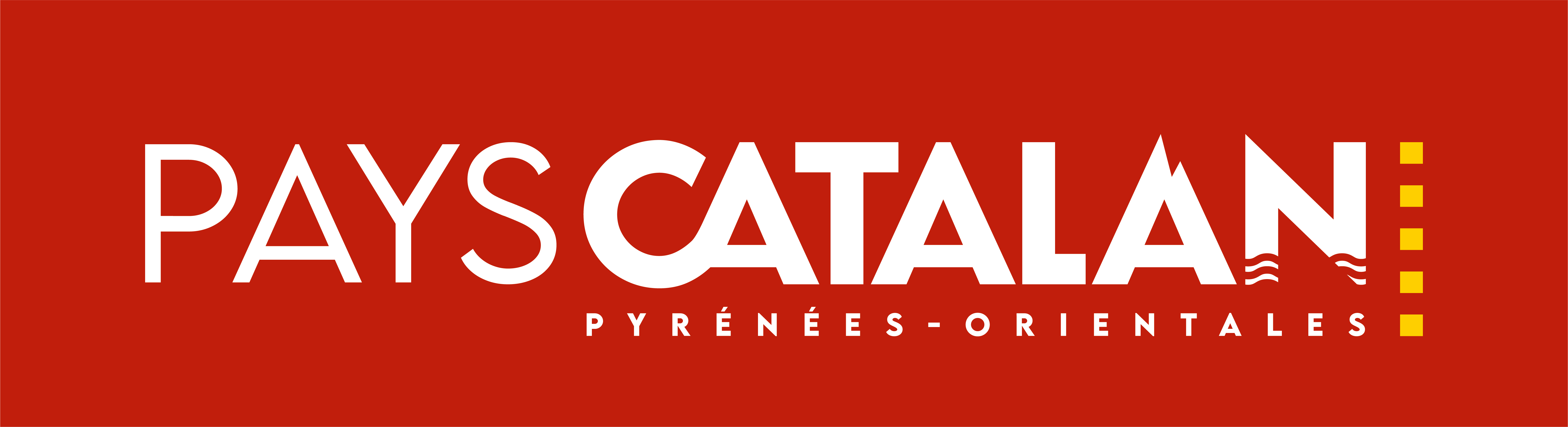 PAYS_CATALAN-LOGO-LONG-Q-TypoBlanc_FondRouge PAYS CATALAN LOGO LONG Q TypoBlanc FondRouge