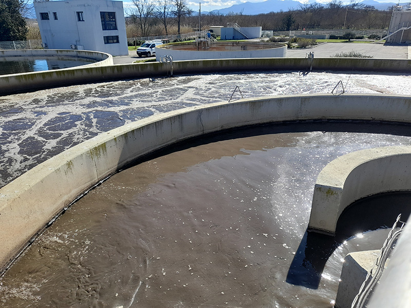 Le Bassin d’aération et le clarificateur de la station à boues activées de Thuir